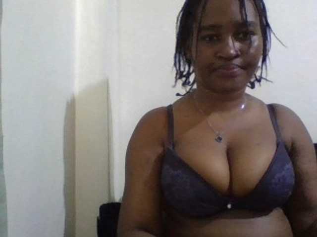 Curveydoll — live female cam