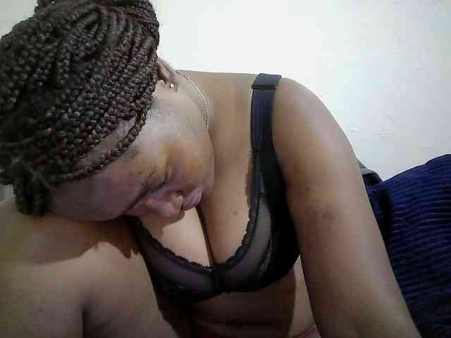 Curveydoll webcam