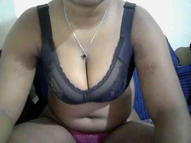 Curveydoll webcam