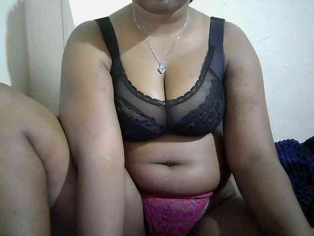 Curveydoll webcam