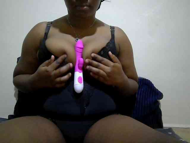 Curveydoll webcam