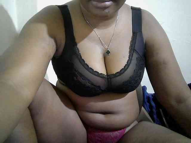 Curveydoll webcam