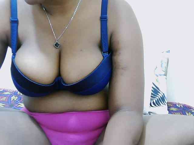 Curveydoll webcam