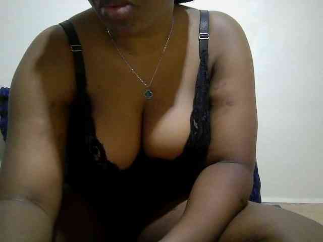 Curveydoll webcam