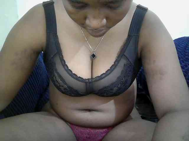 Curveydoll webcam