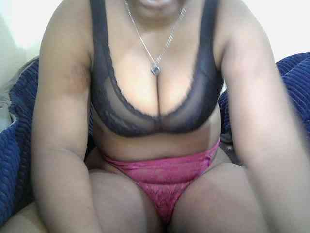 Curveydoll webcam