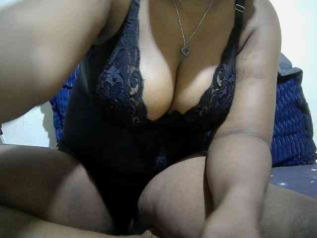 Curveydoll webcam