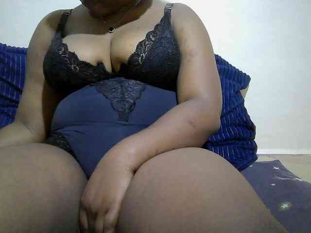 Curveydoll webcam