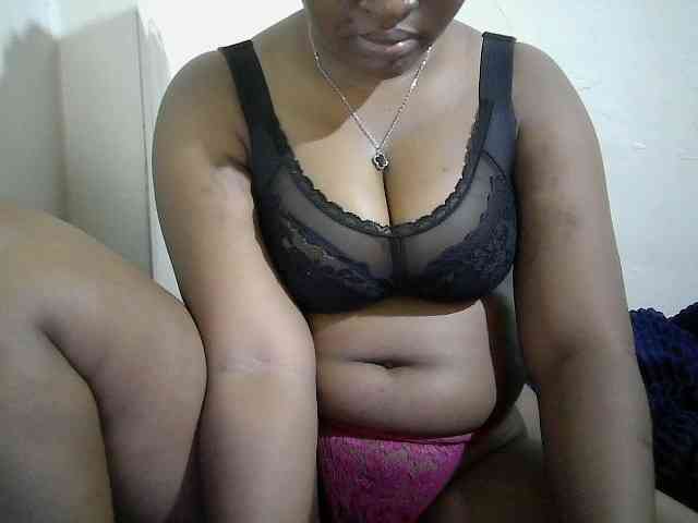 Curveydoll webcam