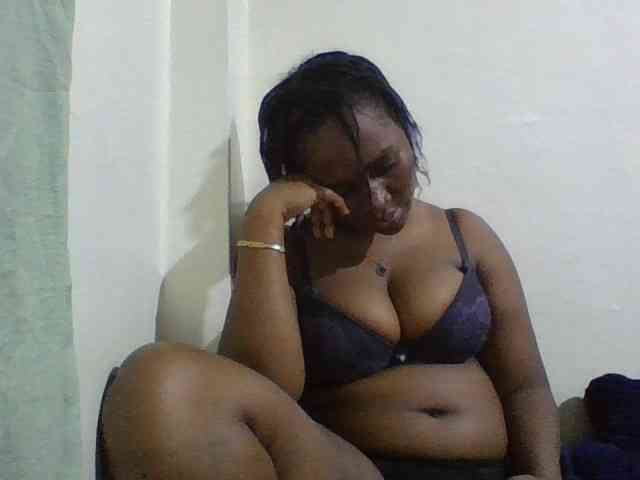 Curveydoll webcam