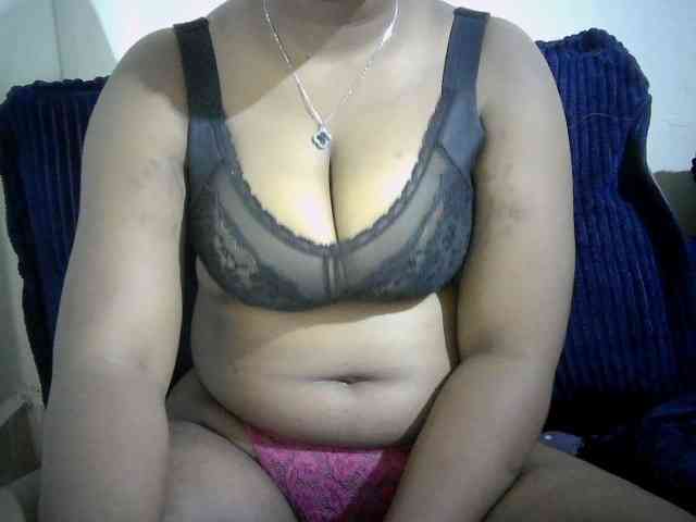 Curveydoll webcam
