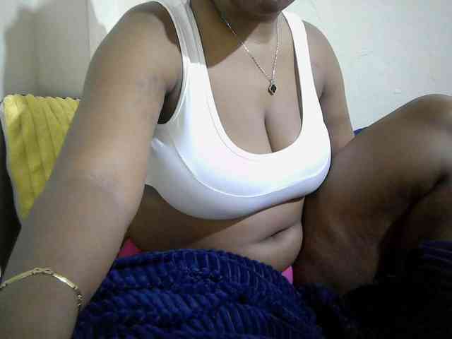 Curveydoll webcam