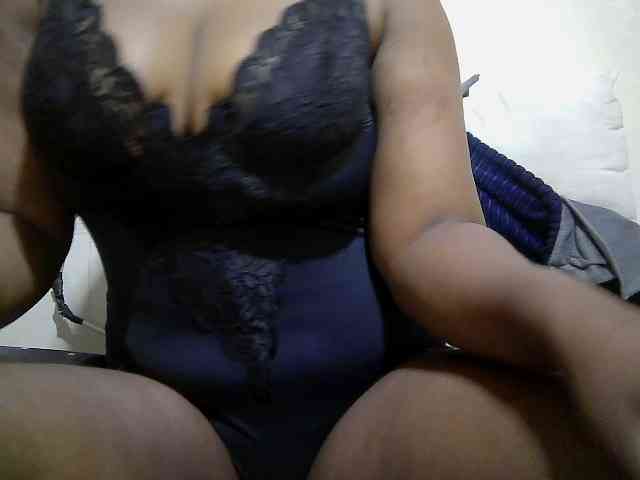 Curveydoll webcam