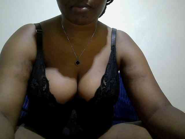 Curveydoll webcam