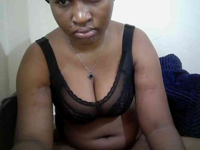 Curveydoll webcam