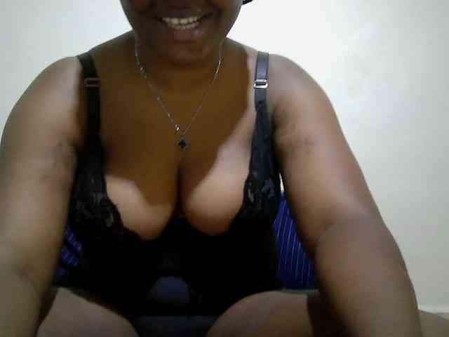 Curveydoll webcam