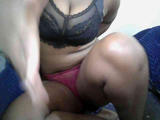 Curveydoll webcam
