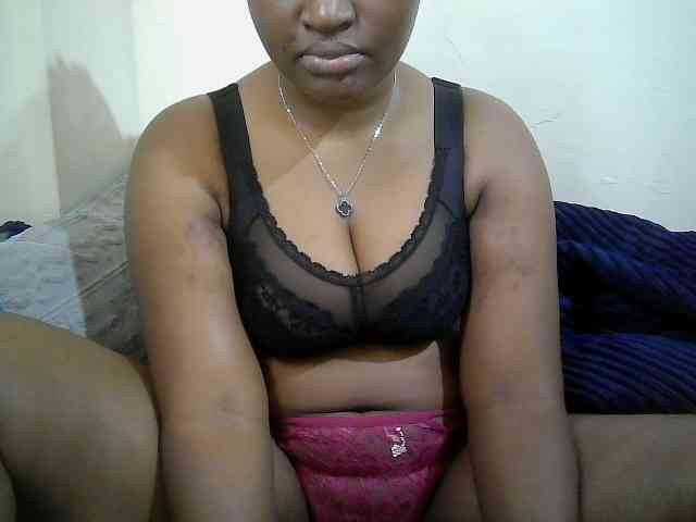 Curveydoll webcam