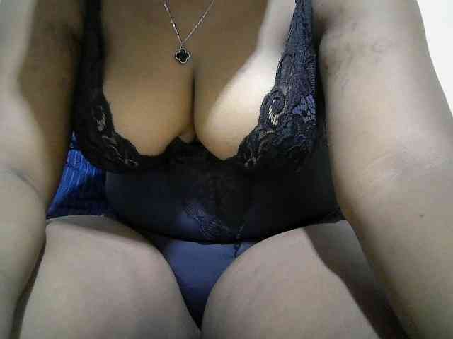 Curveydoll webcam