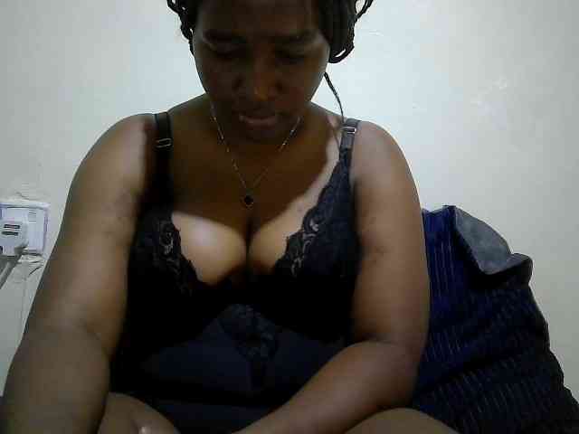 Curveydoll webcam