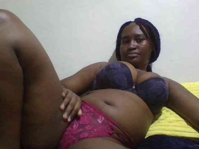 Curveydoll webcam