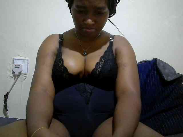 Curveydoll webcam