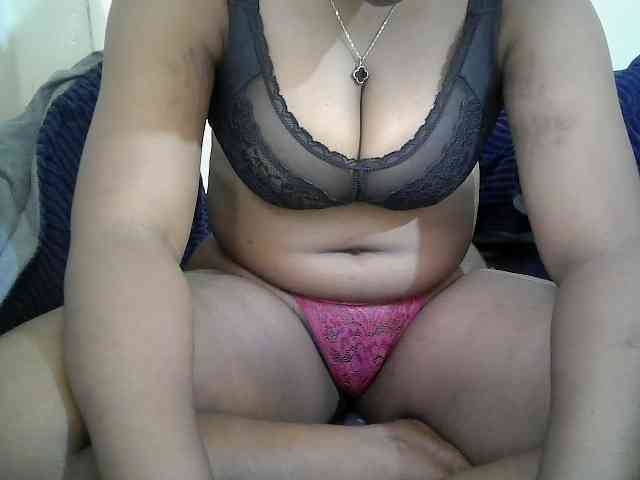 Curveydoll webcam