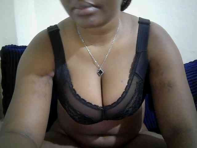 Curveydoll webcam
