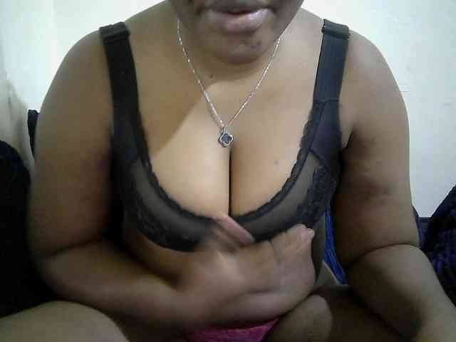 Curveydoll webcam