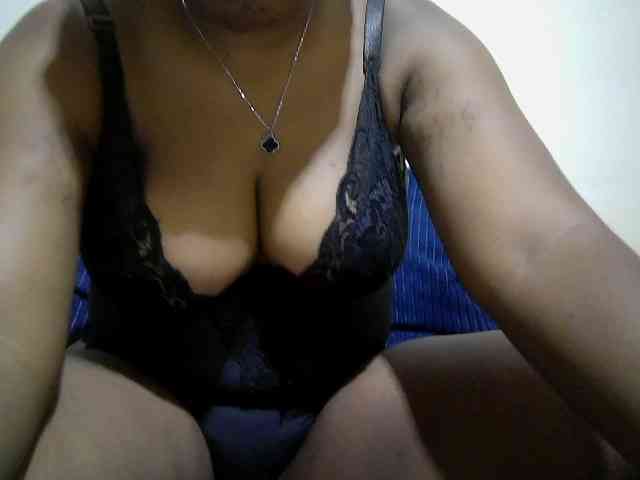 Curveydoll webcam