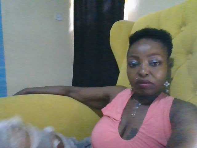 le modèle candy2002 est en webcam porno dans un show sur le site bongacams, il possède les tags suivants: Ebony,Brunette,Trimmed