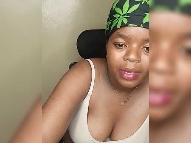 Prettynyambz live cam on BongaCams