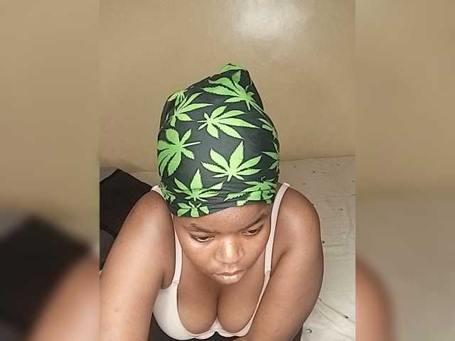 Prettynyambz live cam on BongaCams