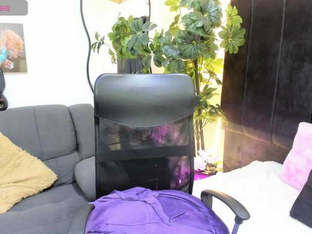 Emilytomson, en vivo ahora en BongaCams