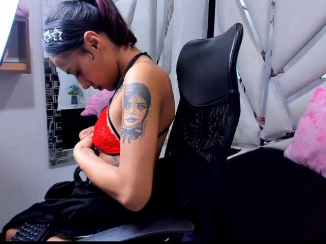 Emilytomson live cam on BongaCams
