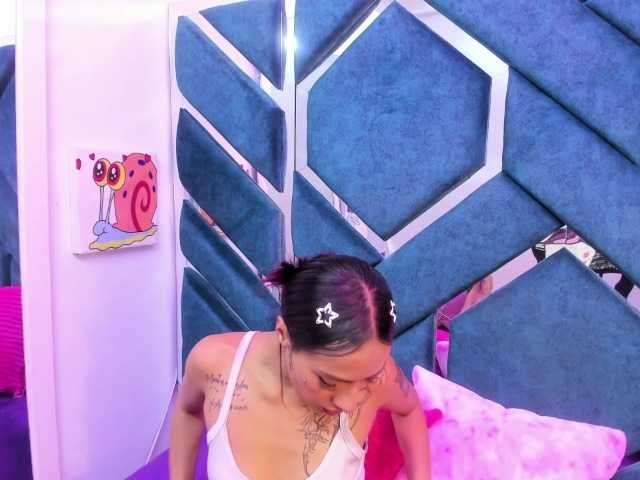 Emilytomson live cam on BongaCams