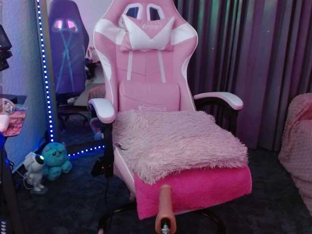 Mia-Bloom19 live cam on BongaCams