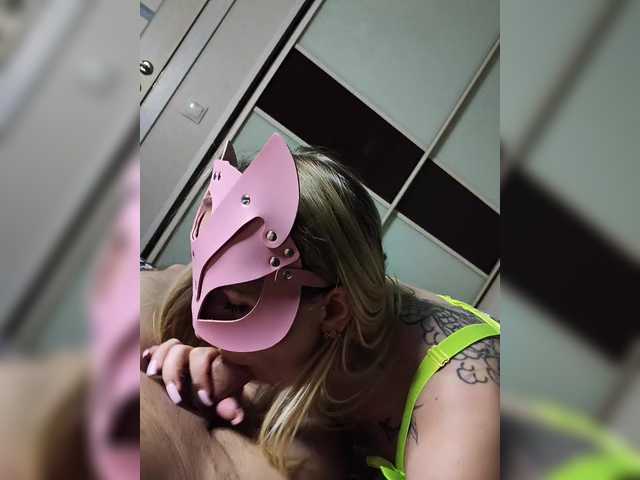 модель Black-and-Blond