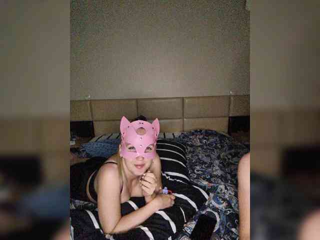 Black-and-Blond webcam