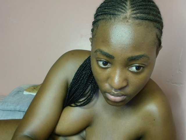 le modèle Lyravee1 est en webcam porno dans un show sur le site bongacams, il possède les tags suivants: Ebony,Brunette,Shaved