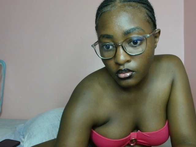 Lyravee1 live cam on BongaCams