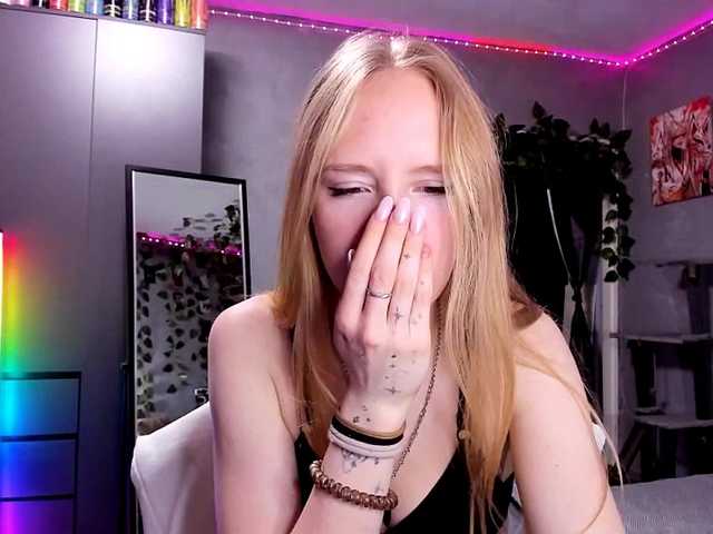 Evelia — live female cam