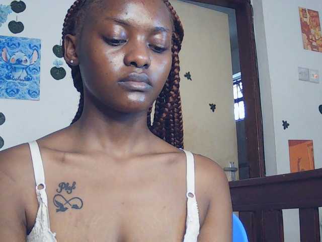 le modèle Ariadne- est en webcam porno dans un show sur le site bongacams, il possède les tags suivants: Ebony,Redhead,Shaved