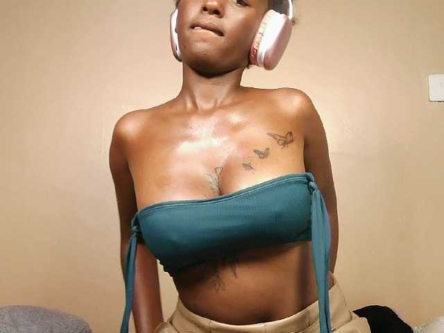 Hot-sexxy-gurl live cam on BongaCams