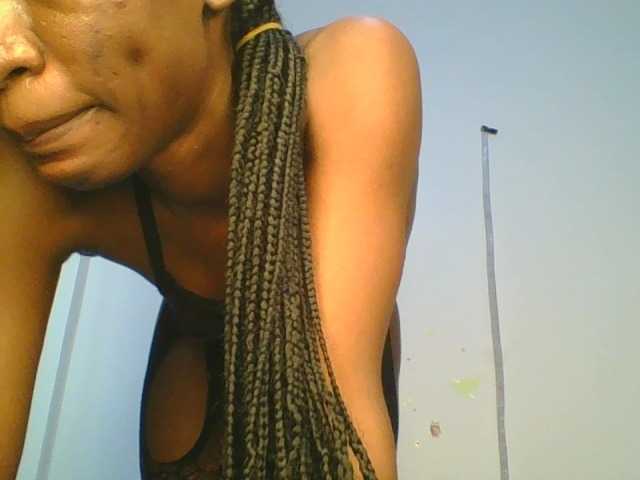 le modèle Divine-Ass est en webcam porno dans un show sur le site bongacams, il possède les tags suivants: Ebony,Brunette,Hairy