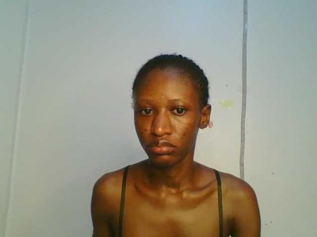 le modèle Divine-Ass est en webcam porno dans un show sur le site bongacams, il possède les tags suivants: Ebony,Brunette,Hairy