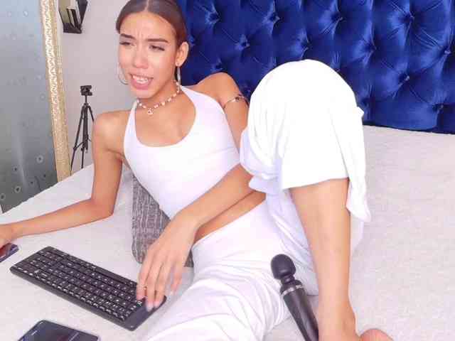 BELLA-HARPER webcam