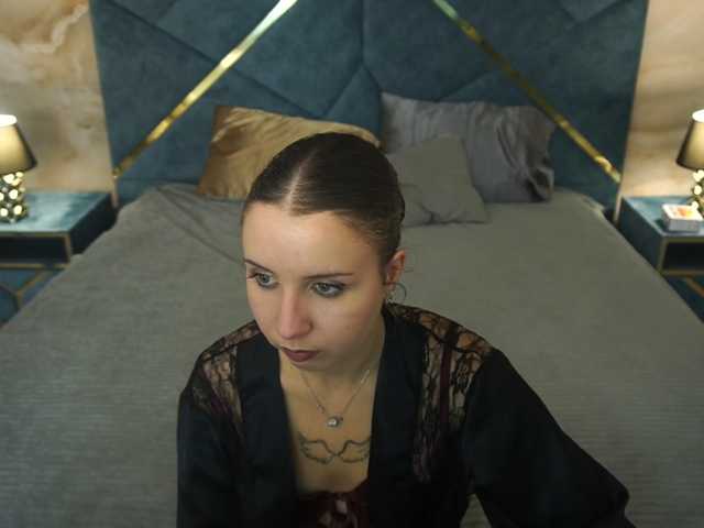 VeraWest live cam preview