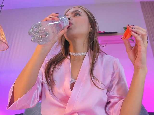 Emiilyy-Stonee live cam preview
