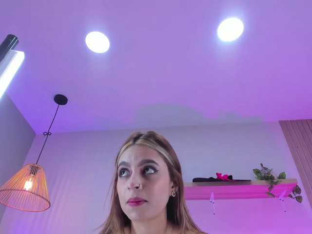 Emiilyy-Stonee live cam preview